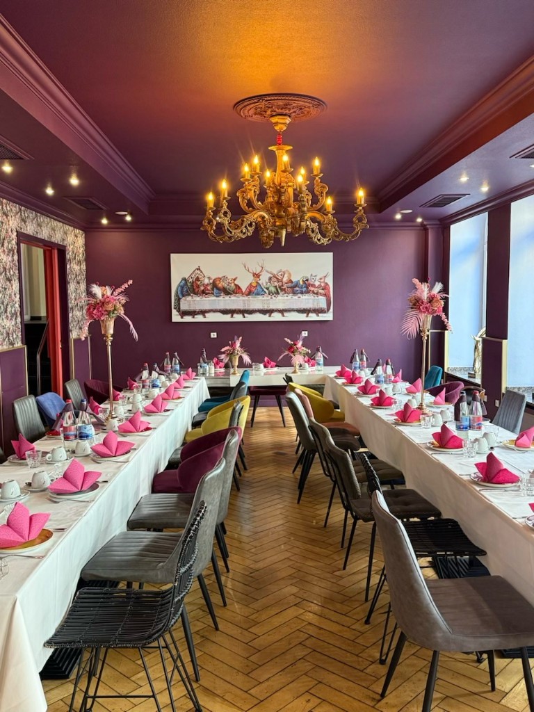 Gedeckter Kaffeeklatsch im Salon